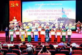 Lãnh đạo Ủy ban nhân dân tỉnh Lào Cai trao Bằng khen của Thủ tướng Chính phủ cho các cá nhân Nhà giáo và cơ sở giáo dục có thành tích xuất sắc trong công tác giáo dục và đào tạo ở Lào Cai.