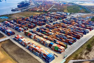 Các container hàng hóa tại Cảng Cái Mép. (Ảnh: Hồng Đạt/TTXVN)