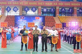 Các đồng chí trong Ban Giám đốc Công an tỉnh Điện Biên tặng cờ lưu niệm cho các đoàn vận động viên tham gia chương trình.