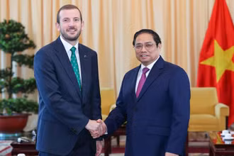 Thủ tướng Phạm Minh Chính và Cao ủy EU về Môi trường, Đại dương và Nghề cá Virginijus Sinkevičius. (Ảnh: VGP/Nhật Bắc)