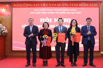 Đồng chí Ngô Đông Hải, Ủy viên Trung ương Đảng, Phó Trưởng Ban Tuyên giáo và Dân vận Trung ương và PGS, TS Vũ Trọng Lâm, Giám đốc-Tổng Biên tập Nhà xuất bản Chính trị quốc gia Sự thật trao quyết định bổ nhiệm và chúc mừng các đồng chí Ủy viên Hội đồng Biên tập-Xuất bản chuyên trách của Nhà xuất bản.