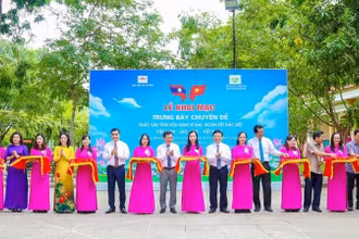 Cắt băng khai mạc Triển lãm “Khắc sâu tình hữu nghị vĩ đại, đoàn kết đặc biệt Việt Nam-Lào, Lào-Việt Nam”.