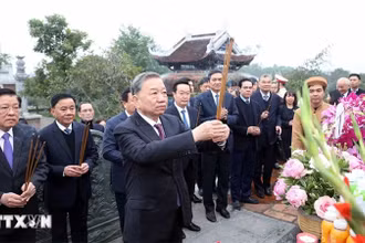 Tổng Bí thư Tô Lâm và đoàn công tác dâng hoa, dâng hương tại Đền Chung Sơn - Đền thờ gia tiên Bác Hồ. (Ảnh: Thống Nhất/TTXVN)