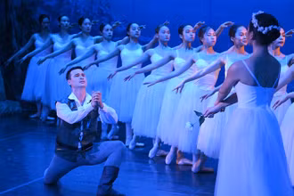 Cảnh trong vở ballet "Giselle". (Ảnh: MẠNH NGÔ HÙNG)