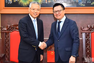 Đồng chí Lê Quốc Minh, Ủy viên Trung ương Đảng, Tổng Biên tập Báo Nhân Dân, Phó Trưởng Ban Tuyên giáo Trung ương, Chủ tịch Hội Nhà báo Việt Nam và đồng chí Hồ Triệu Minh (người phát ngôn, Cục trưởng Thông tin tuyên truyền, Ban Liên lạc Đối ngoại Trung ương Đảng Cộng sản Trung Quốc) tại buổi tiếp.