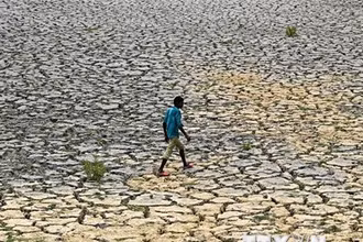 Lòng sông khô cạn do các đợt nắng nóng và hạn hán kéo dài tại New Delhi, Ấn Độ. (Ảnh: AFP/TTXVN)