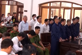 Các bị cáo tại phiên tòa ngày 26/5.