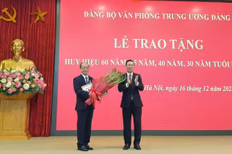 Đồng chí Võ Văn Thưởng, Ủy viên Bộ Chính trị, Thường trực Ban Bí thư trao Huy hiệu 60 năm tuổi Đảng tặng đồng chí Phan Diễn.