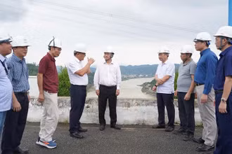Ông Huỳnh Thành Đạt, Bộ trưởng Khoa học và Công nghệ, Chủ tịch Hội đồng tư vấn Khoa học và Công nghệ đánh giá an toàn đập, hồ chứa trên bậc thang thủy điện Sông Đà kiểm tra tại Thủy điện Hòa Bình và Thủy điện Hòa Bình mở rộng.