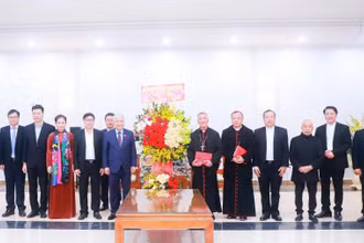 Bí thư Trung ương Đảng, Chủ tịch Ủy ban Trung ương Mặt trận Tổ quốc Việt Nam Đỗ Văn Chiến và đoàn công tác tặng hoa chúc mừng Giáng sinh 2022 tại Tòa Giám mục Giáo phận Vinh. (Ảnh: THÀNH DUY)