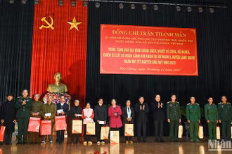 Phó Chủ tịch Thường trực Quốc hội Trần Thanh Mẫn và Bí thư Tỉnh ủy Bắc Giang Dương Văn Thái tặng quà cho gia đình chính sách, người có công, hộ nghèo, chiến sĩ lực lượng vũ trang có hoàn cảnh khó khăn tại Sư đoàn 3, huyện Lạng Giang. (Ảnh: Duy Linh)