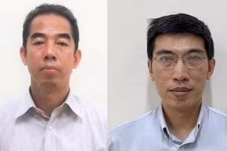 Bị can Tô Anh Dũng, nguyên Thứ trưởng Ngoại giao (bên trái) và bị can Nguyễn Quang Linh, nguyên Trợ lý Phó Thủ tướng Thường trực Chính phủ. (Ảnh: TTXVN)
