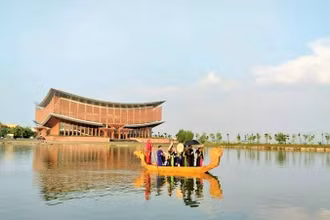 Nhà hát Dân ca Quan họ Bắc Ninh tại khu Viêm Xá, phường Hòa Long, thành phố Bắc Ninh.