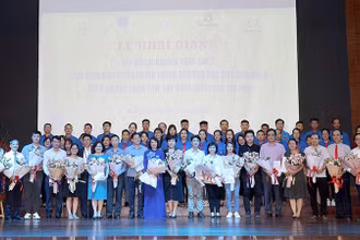 Các bác sĩ tham gia dự án "Thí điểm bác sĩ trẻ tình nguyện về vùng khó khăn" tặng hoa Ban Quản lý dự án và các giảng viên hướng dẫn.