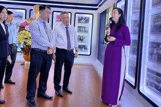 Lãnh đạo, cán bộ, công nhân viên tham quan, tìm hiểu “Không gian văn hóa Hồ Chí Minh”.