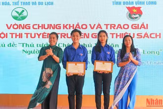Ban tổ chức trao giải cho những đội đoạt giải. (Ảnh: BÁ DŨNG)