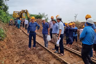 Đường sắt bắc-nam thông tuyến sau hơn 1 ngày gián đoạn vì mưa lũ 