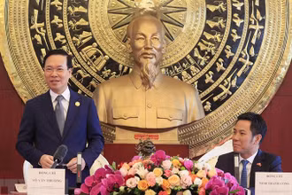 Chủ tịch nước Võ Văn Thưởng nói chuyện thân mật với cán bộ, nhân viên Đại sứ quán Việt Nam tại Bắc Kinh, Trung Quốc. (Ảnh: Thống Nhất/TTXVN)