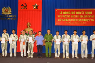 Đại diện lãnh đạo Viện Kiểm sát nhân dân tỉnh Đồng Tháp và Trại giam Cao Lãnh trao quyết định tha tù cho các phạm nhân.
