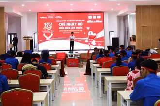 Chương trình “Chủ nhật Đỏ” lần đầu tiên được tổ chức tại Trường đại học Y dược Buôn Ma Thuột với thông điệp “Hiến máu cứu người - sinh mệnh của bạn và tôi”.