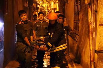 Đêm 12/9, tại một chung cư mini nằm sâu trong hẻm 29/70 Khương Hạ (quận Thanh Xuân, Hà Nội) xảy ra cháy lớn. (Ảnh: Phạm Kiên/TTXVN)