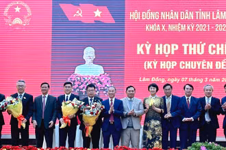 Đồng chí Nguyễn Khắc Bình (thứ 4, bên trái) và đồng chí Nguyễn Ngọc Phúc (thứ 5, bên trái), được bầu giữ các chức vụ chủ chốt của HĐND và UBND tỉnh Lâm Đồng khóa X. 