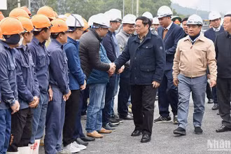 Thủ tướng Phạm Minh Chính đến Kiểm tra dự án cao tốc Mai Sơn-Quốc lộ 45 tại vị trí hầm Thung Thi, đoạn qua địa bàn xã Hà Lĩnh, huyện Hà Trung (Thanh Hóa). (Ảnh: TRẦN HẢI)