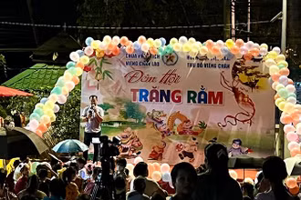 Trời có mưa nhỏ nhưng không làm giảm sự hào hứng của các em vui Tết Trung thu.