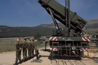 Binh sĩ Đức gác bên hệ thống tên lửa phòng không Patriot. (Ảnh: AFP/TTXVN)