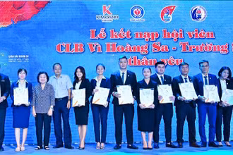 Đồng chí Trương Mỹ Hoa (thứ ba từ trái qua) trao giấy kết nạp hội viên Câu lạc bộ Vì Hoàng Sa-Trường Sa thân yêu cho các cá nhân.