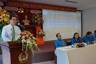 Lãnh đạo Tập đoàn Công nghiệp cao-su Việt Nam phát biểu tại Hội nghị Tổng kết “Tháng công nhân” năm 2022.