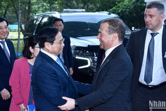 Thủ tướng Phạm Minh Chính đón Chủ tịch Đảng Nước Nga Thống nhất, Phó Chủ tịch Hội đồng An ninh Liên bang Nga Dmitry Medvedev.