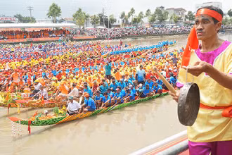 Hoạt động cổ vũ các đội ghe ngo.