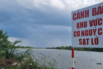 Ngành chức năng đã cắm biển cảnh báo tại khu vực có nguy cơ sạt lở cao, đoạn qua địa phận xã Phước Lại, huyện Cần Giuộc, tỉnh Long An. 