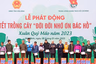 Các đồng chí Đỗ Văn Chiến, Nguyễn Phi Long, Bùi Quang Huy (lần lượt thứ 9, 8 và 13 từ phải sang) trao quà tặng đại diện các gia đình chính sách, hộ dân có hoàn cảnh khó khăn tại buổi lễ.