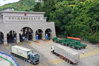 Thông quan hàng hóa tại cửa khẩu Hữu Nghị Quan, Quảng Tây, Trung Quốc. (Ảnh: Tân Hoa Xã)