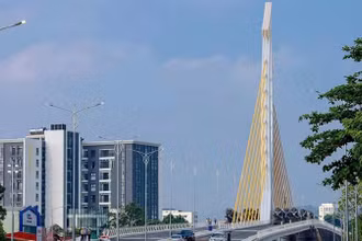 Cầu vượt đường sắt trên đường Nguyễn Tất Thành, thành phố Vĩnh Yên sắp hoàn thành.