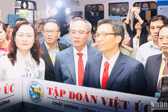 Đồng chí Vũ Đức Đam thăm một số gian trưng bày sản phẩm tại Hội nghị xúc tiến đầu tư tại tỉnh Bạc Liêu.