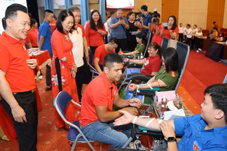 Đông đảo cán bộ, chiến sĩ, đoàn viên, thanh niên trên địa bàn tỉnh Tuyên Quang tham gia hiến máu tình nguyện.