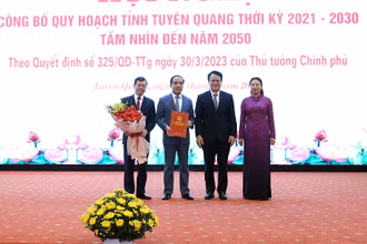 Lãnh đạo Bộ Kế hoạch và Đầu tư trao Quyết định số 325/QĐ-TTg của Thủ tướng Chính phủ cho lãnh đạo tỉnh Tuyên Quang.
