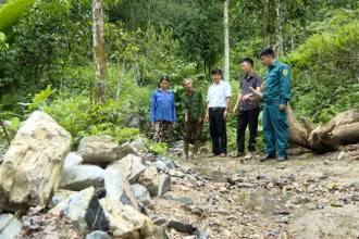 Cán bộ Ủy ban nhân dân thị trấn Lăng Can và người dân kiểm tra hiện trạng các rãnh lũ do mưa lớn gây ra.