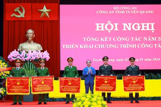Đồng chí Chẩu Văn Lâm, Ủy viên Trung ương Đảng, Bí thư Tỉnh ủy, Trưởng Đoàn đại biểu Quốc hội tỉnh trao cờ thi đua của Ủy ban nhân dân tỉnh Tuyên Quang cho các tập thể.