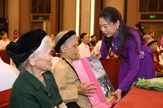 Đồng chí Lê Thị Kim Dung, Phó Bí thư Thường trực Tỉnh ủy, Chủ tịch Hội đồng nhân dân tỉnh Tuyên Quang tặng quà thanh niên xung phong, dân công hỏa tuyến trực tiếp tham gia chiến dịch Điện Biên Phủ. 