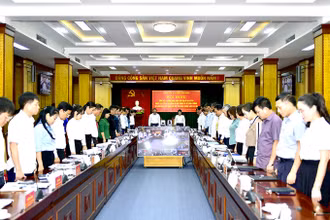 Các đại biểu dự hội nghị ở các điểm cầu đã dành phút mặc niệm tưởng nhớ Tổng Bí thư Nguyễn Phú Trọng.