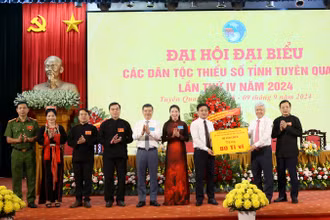 Đồng chí Đỗ Văn Chiến, Ủy viên Bộ Chính trị, Bí thư Trung ương Đảng, Chủ tịch Ủy ban Trung ương Mặt trận Tổ Quốc Việt Nam trao biểu trưng tặng 80 ti-vi cho tỉnh Tuyên Quang.
