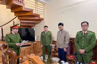 Đọc lệnh bắt đối tượng Nguyễn Văn Đoàn tại nơi cư trú.