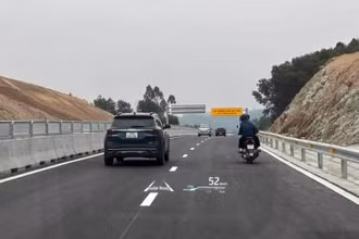 Người dân đi xe máy trên tuyến đường cao tốc Tuyên Quang-Phú Thọ.