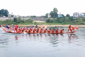 Các đội đua tranh tài quyết liệt, hấp dẫn tại hội đua.