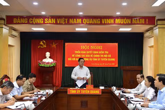 Đồng chí Nguyễn Trọng Nghĩa, Bí thư Trung ương Đảng, Trưởng Ban Tuyên giáo Trung ương phát biểu tại Hội nghị.