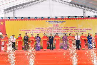 Đại biểu cắt băng khánh thành Dự án xây dựng Trường THPT Chuyên Tuyên Quang.